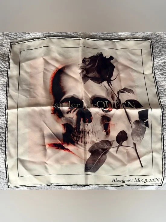 Alexander McQueen Cream Pocket Square with Black Skull & Rose Motif excellent - Picture 1 of 4